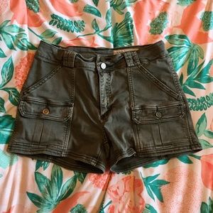 Pistola Cargo Green Shorts